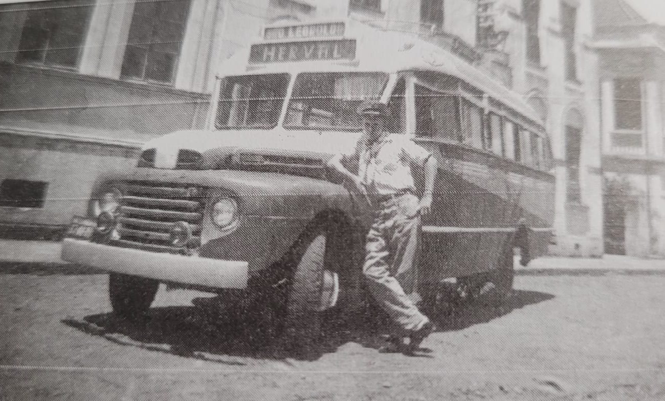 Segundo ônibus da Empresa Wendling, um Ford com carroceria de madeira e letreiro São Leopoldo, Herval