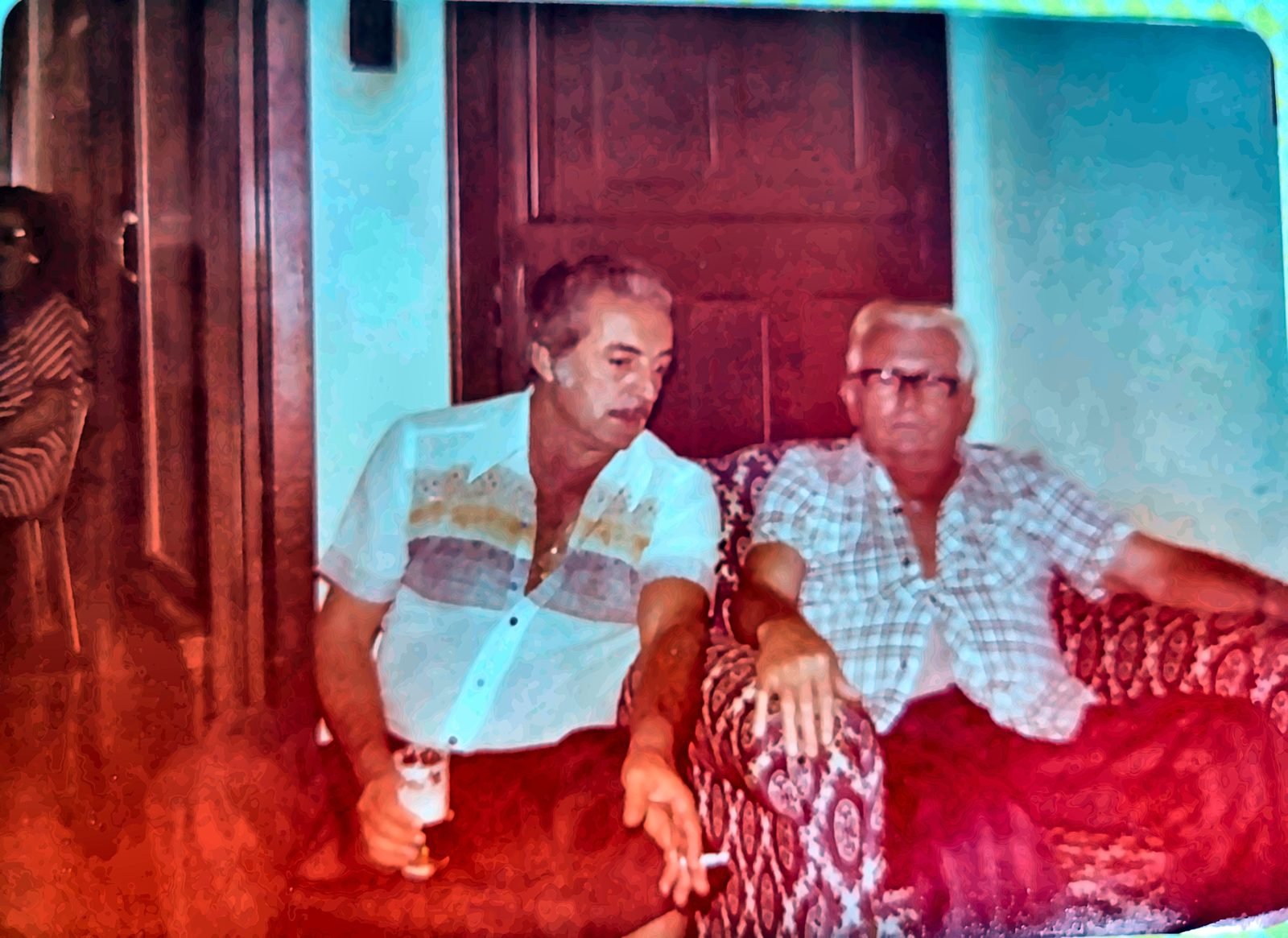 Dois homens conversando num sofá